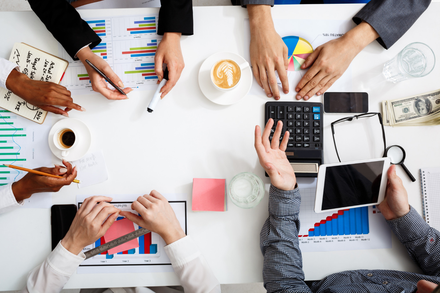 Zdjęcie zespołu ideaXPOSE pracującego nad projektami